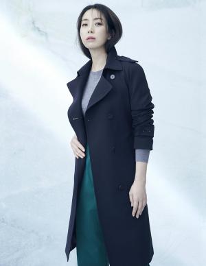 [화보] 송윤아, 우아하고 시크한 봄 패션 선보여…고혹적인 ‘봄의 여신’