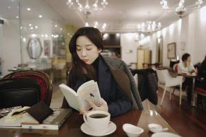 [근황] 이청아, 커피-책과 함께 평화로운 오후…“독서 시간”