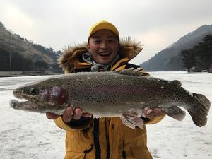 [근황] ‘도시어부’ 마이크로닷, 민물낚시 송어 자랑하며 컴백 홍보까지…“4월6일에 미니앨범 컴백 베베~”