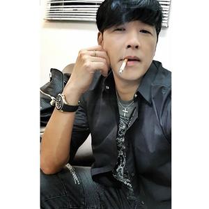 류시원, ‘국내활동 잠정중단’ 오랜만에 근황…뜬금 없이 ‘담배셀카’ 공개