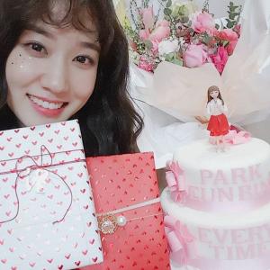 [근황] 박은빈, 케이크와 꽃다발보다 예쁜 미소…“힘내야 하는 모든 순간”