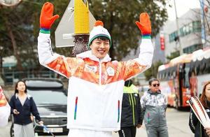 [근황] 장기용, 환하게 웃고 만세를 하며…“2018 평창 동계 패럴림픽 응원합니다”