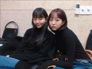 ‘씨네타운’ 이솜, 김가은과 트윈룩 입고 훈훈한 투샷…‘이번 생은 처음이라’ 인연