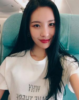 [근황] 선미(SUNMI), 기내 인증샷…‘강렬한 레드립’