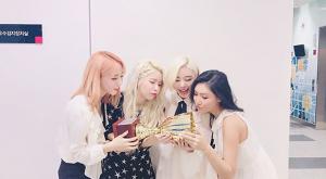 [근황] ‘별이 빛나는 밤’ 마마무, 1위 트로피 인증샷 공개…“고맙습니다”