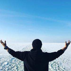 [근황] ‘착하게 살자’ 돈스파이크, 이국적인 풍경에서 포즈 취해 “북극 아니야”