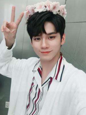 [근황] 옹성우, 1위 인증샷 공개…‘꽃 보다 성우’