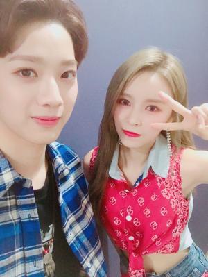 라이관린, 씨엘씨(CLC) 엘키와 커플같은 선남선녀 비주얼 새삼 화제…꽃다발 효과