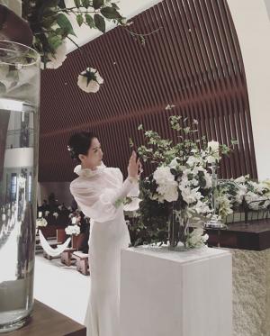 ‘키스 먼저 할까요?’ 김선아, 결혼식 현장에서 사진에 열중…‘집중한 순백의 신부’