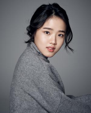‘믿고 보는 배우’ 김향기, 나무엑터스와 8년째 재계약…“전폭적인 지지, 지원 아끼지 않을 것”