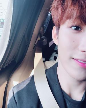 [근황] 세븐틴(SVT) 부석순 도겸, 스케줄 가는 일상 공개 “너를 닮아 날씨가 좋아”