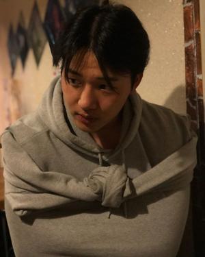 [근황] 멜로망스 김민석, 마틴 스미스 전태원이 찍어준 사진에…“죄수도 아니고 참”