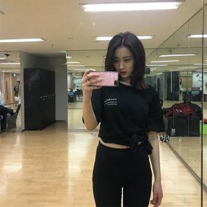 [근황] 나인뮤지스(9muses) 경리, 연습실에서도 미모 폭발…‘연습실 거울 셀카가 이렇게 예쁠 일?’