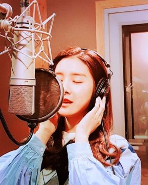 [근황] ‘그남자 오수’ 김소은, 녹음실에서 색다른 모습 공개…‘무슨 노래 불러?’