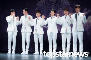 [UHD포토] 신화(SHINHWA), ‘손에 손잡고’