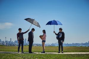 ‘싱글라이더’ 안소희, 이병헌과 함께한 영화 비하인드 사진 공개…“단벌소녀와 단벌신사”