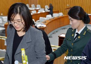 조여옥 대위 징계 향한 목소리…청와대 국민청원 10만 돌파 ‘약장도 가짜’