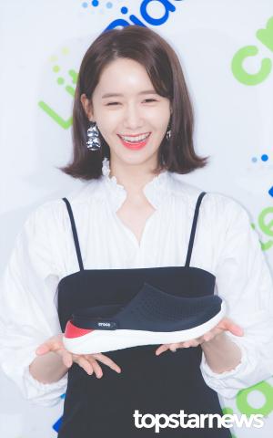[HD포토] 소녀시대(SNSD) 윤아, ‘신제품 신발 들고서 꽃미소 활짝’
