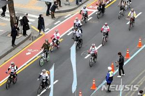 종로 자전거전용도로 개통, 비판도 이어져 ‘교통체증-보행자안전-미세먼지에 우호적이지만 않아’