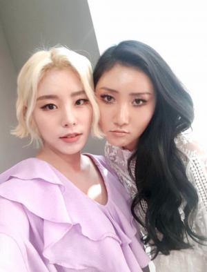 마마무(MAMAMOO) 금발의 휘인, 흑발의 화사와 투샷…‘귀여운 동갑내기’