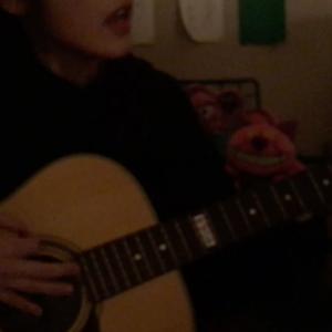 ‘나의 아저씨’ 아이유(IU), 기타치며 ‘어른’ 커버해…믿고듣는 ‘싱어송라이터’