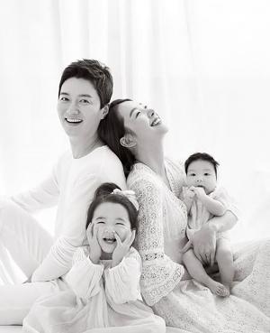 [근황] 소이현, 남편 인교진과 두 딸이 함께한 가족사진 공개 “애기들 너무 힐링된다”