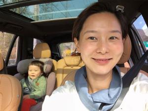 [근황] 김나영, 행복한 엄마의 일상…아들 신우 “등원하는 길”