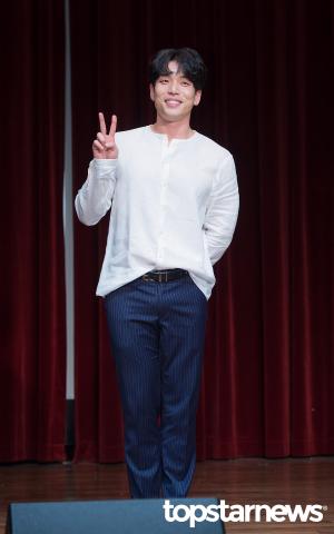 [HD포토] 이창민, ‘포토타임에 빠질 수 없는 브이!’