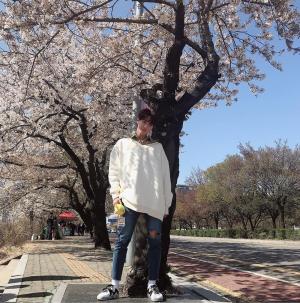 유앤비(UNB) 준, 벚꽃나무 아래서 완벽한 비율 자랑…‘마르코가 찍어준 사진’