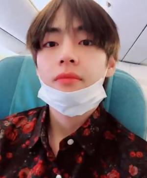 방탄소년단(BTS)뷔, 일본 팬미팅가는 비행기 안…“다녀올게요”