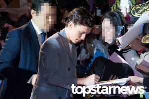 [UHD포토] 톰 홀랜드(Tom Holland), ‘결제 서류에 사인 중인 대표님’ (어벤져스 인피니티 워)