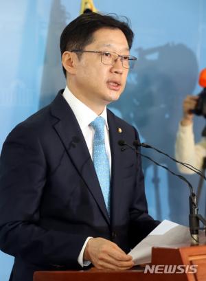 김경수 더불어민주당 의원, 기자회견서 “댓글 조작 의혹 전혀 사실 아냐…무책임한 보도 대단히 유감”