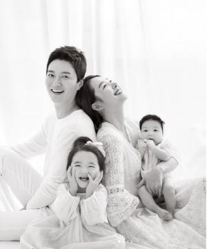 ‘동상이몽 시즌2’ 소이현-인교진 부부, 두 딸과 행복한 가족사진 공개