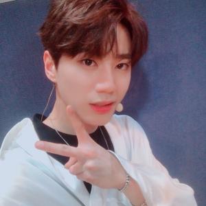 ‘1대100’ 유앤비(UNB) 준, 훈훈한 셀카 공개…‘여심 집중 저격’