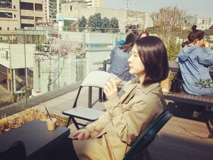김유리 리포터, 봄햇살과 함께 소녀같은 모습…“오늘의 소확행”