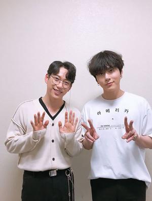 십센치(10cm) 권정열, 하이라이트 용준형과 훈훈한 투샷…“뜻밖의 가위바위보”