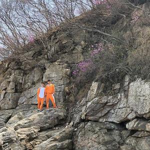 [근황] 아이콘(iKON) 김진환, 절벽위에서 포즈취하는 바비-비아이 모습 공개 “오렌지 화보인줄”