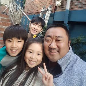‘챔피언’ 마동석, 촬영 현장 공개 ‘아역배우들-권율과 다정한 모습’