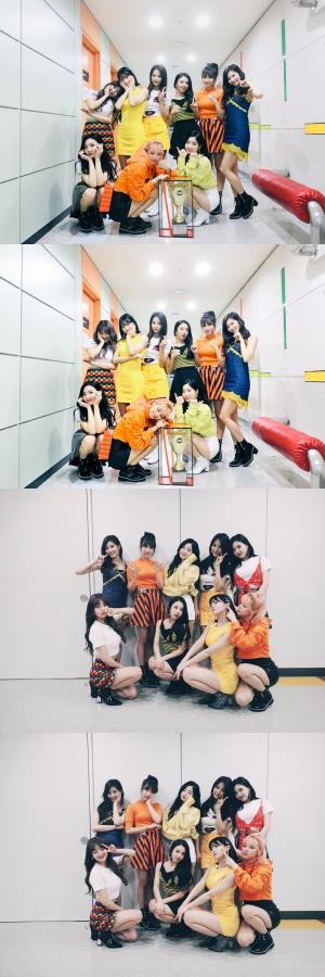 트와이스(TWICE), 1위 트로피와 함께한 단체샷 공개…“원스 여러분들 감사합니다”