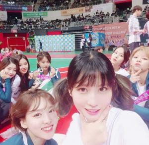 트와이스(TWICE), ‘아육대’ 촬영 중 여유만만 미소…“원스가 최고♥”