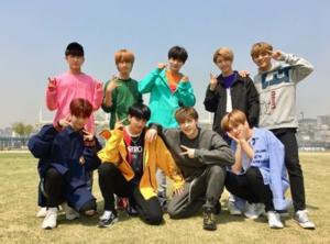 ‘JYP 엔터테인먼트의 기대주’ 스트레이 키즈(Stray Kids), 한강 나들이 인증샷 공개…‘나들이도 완벽 뮤직뱅크 무대도 완벽’