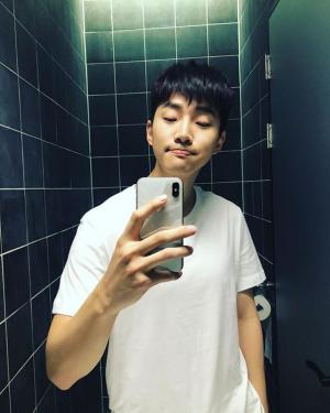 [근황] 2PM 준호, 화장실 셀카 전격 공개…셀카의 핫스팟은 화장실?