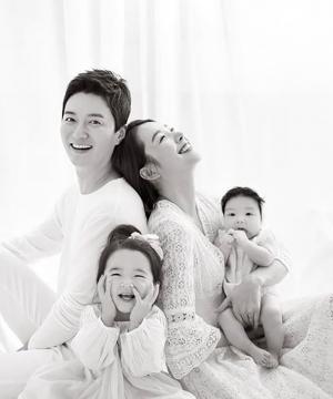 ‘동상이몽2’ 소이현♥인교진, 두 딸과 행복한 가족사진 공개…“두 배로 커진 행복”