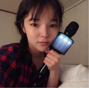 [근황] ‘백지영의 뮤즈’ 박진주, 드디어 가수 데뷔?…“신상 마이크랍니다”