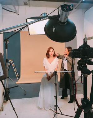 ‘하은, 소은 엄마’ 소이현, 흰 드레스 자태 과시하는 광고촬영 현장 공개…‘무결점 미모’