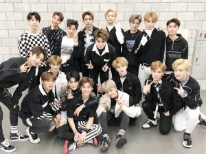 엔시티 2018(NCT 2018), 18인 완전체 단체샷 공개…‘Black on Black’