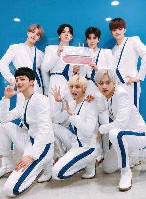 인투잇(IN2IT), 하얀 의상에 더욱 빛나는 비주얼…“런웨이 전 ‘스냅샷’은 필수”