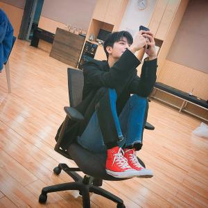 [근황] 아이콘(iKON) 송윤형, 연습실 속 일상 공개…”말이 안나올 정도의 잘생김”