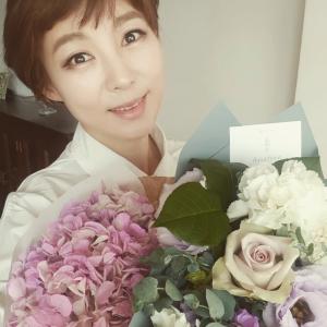 ‘황금나침반’ MC 설수현, 우아함 가득한 근황 공개…‘꽃보다 아름다운 외모’