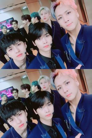 빅스(VIXX), 대기실에서도 빛나는 비주얼…‘거울에 비친 홍빈·혁 모습에 주목’